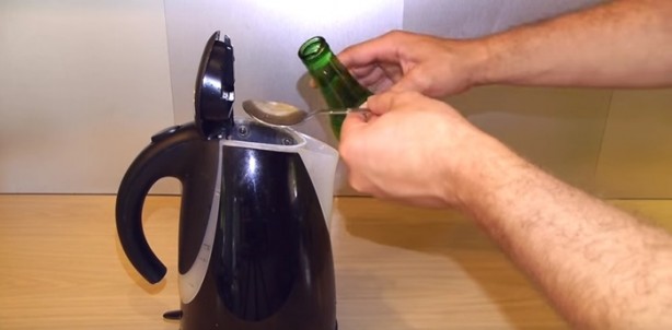 Foto - Su kaynatıcısının kirecini böyle söküp atın