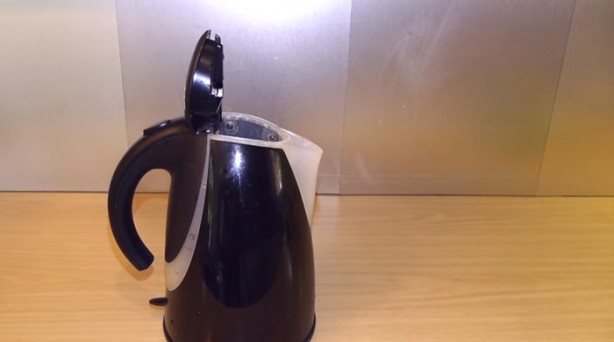 Foto - Su kaynatıcısının kirecini böyle söküp atın