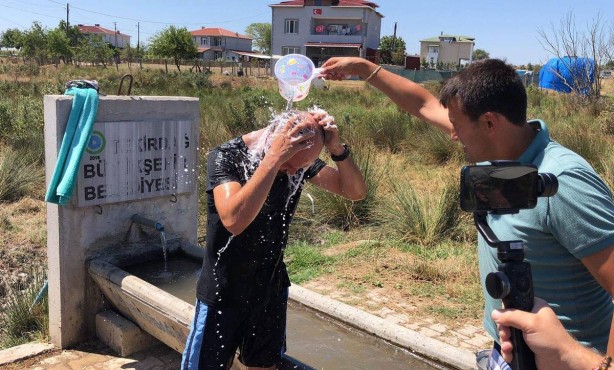 Foto - Su kesintisi için yaptığı eylem şaşkına çevirdi! O anlar anbean kaydedildi