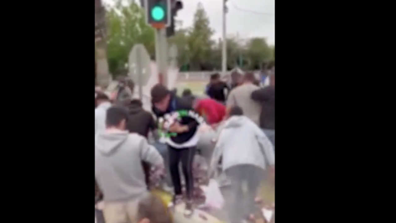 Foto - Şu rezilliğe bakın hele şu rezilliğe! Tırın dorsesi yırtıldı, o ilimizde millet bira için birbirini ezdi 