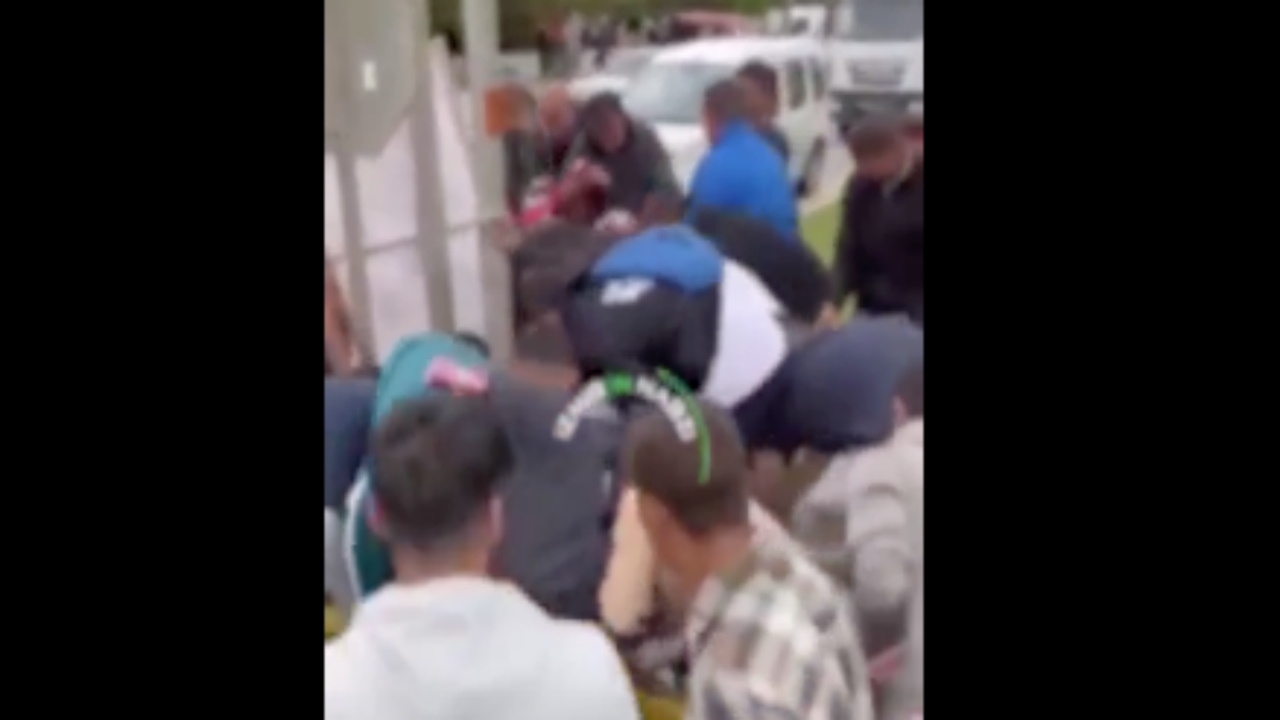 Foto - Şu rezilliğe bakın hele şu rezilliğe! Tırın dorsesi yırtıldı, o ilimizde millet bira için birbirini ezdi 