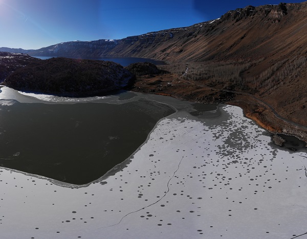 Foto - Su sıcaklığı 40 derece olan göl dondu!