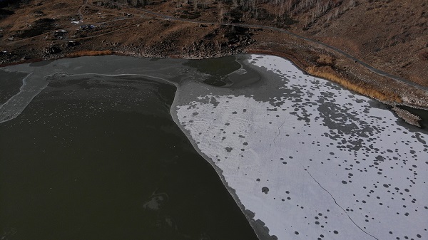Foto - Su sıcaklığı 40 derece olan göl dondu!
