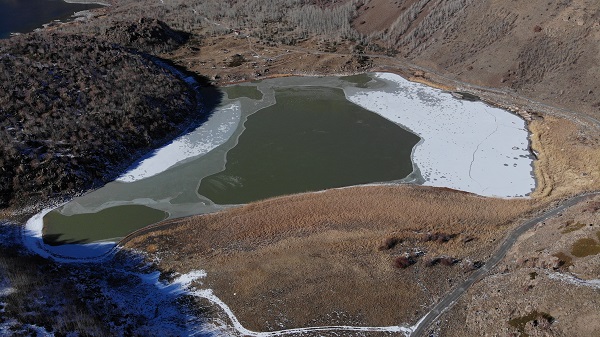 Foto - Su sıcaklığı 40 derece olan göl dondu!