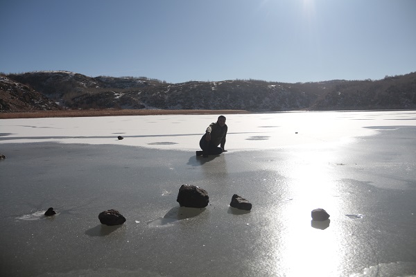 Foto - Su sıcaklığı 40 derece olan göl dondu!