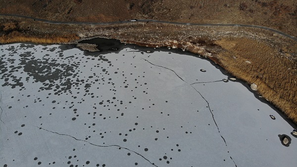 Foto - Su sıcaklığı 40 derece olan göl dondu!