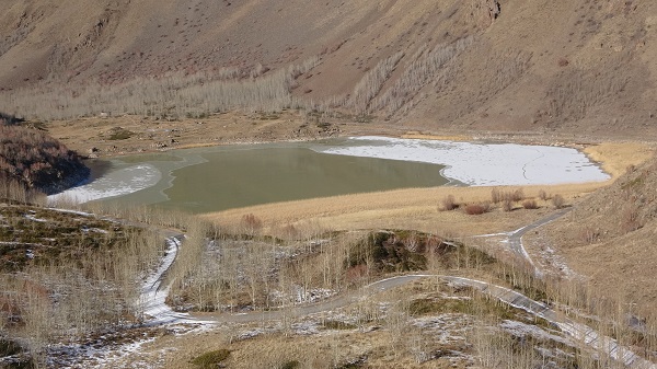 Foto - Su sıcaklığı 40 derece olan göl dondu!