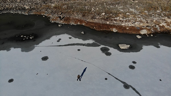 Foto - Su sıcaklığı 40 derece olan göl dondu!