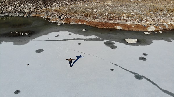 Foto - Su sıcaklığı 40 derece olan göl dondu!