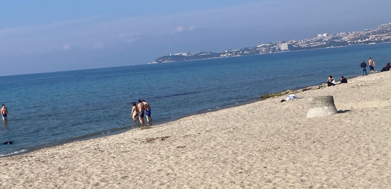 Foto - Şubat ayında olduğumuza bakmayın güneşi gören sahillere akın etti