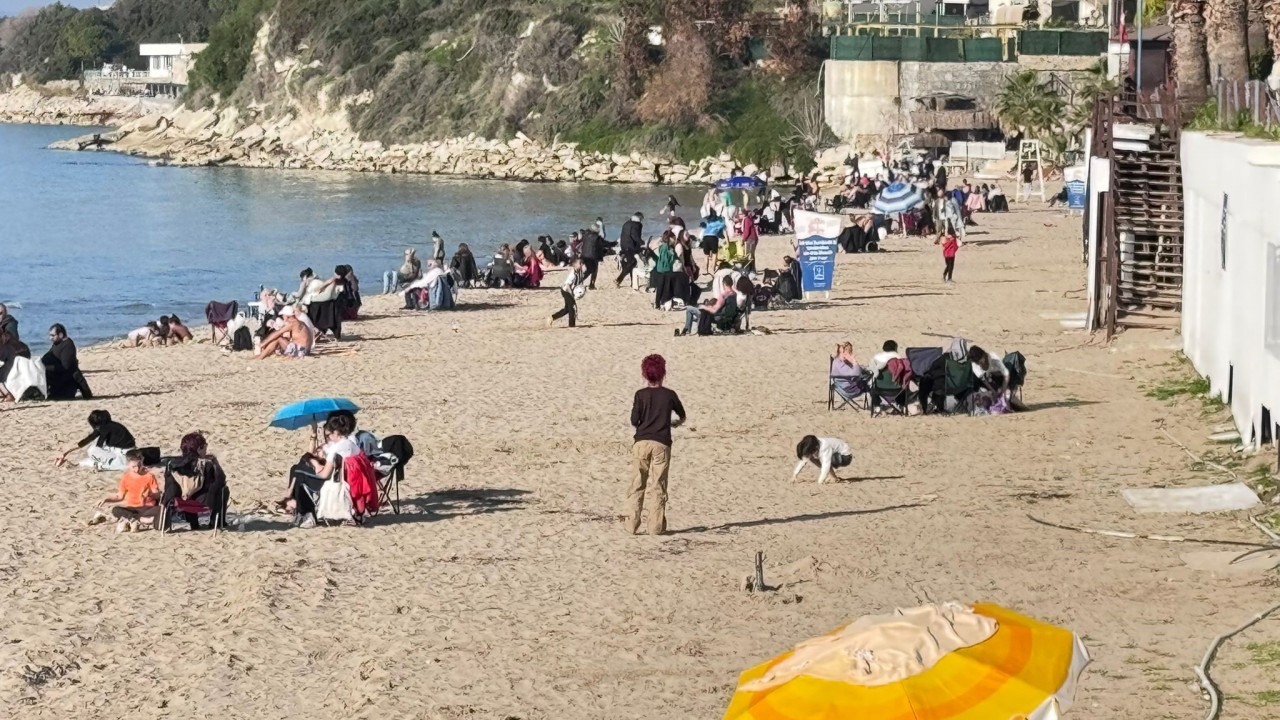 Foto - Şubat ayında olduğumuza bakmayın güneşi gören sahillere akın etti