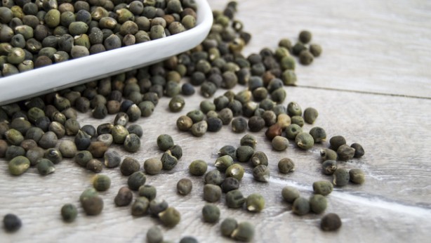 Foto - Suda bekletip içen tığ gibi oluyor! Bamya tohumu: Yağı eritiyor bağırsakları da hızlı çalıştırıyor! Bunu yapın 