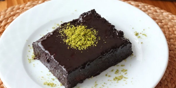 Foto - 169 derece önceden ısınmış fırınımızda kapağını açmadan pişirelim. Pişen kekimizi fırından alıp 10 dk kadar dinlendirelim. Dinlenen keki kare olacak şekilde eşit parçalara keselim. Ve bir kürdanla üzerine bir kaç yerinden delikler açalım. Islatmak için tenceremize sütü şekeri yağı ve kakaoyu koyup karıştıralım ve ocağa alalım ,orta ateşte şekeri eriyene kadar karıştıralım. Şeker eriyince ocaktan alalım. Dilimlenmiş kekimizin üzerine azar azar eşit olacak şekilde üzerine ilave edelim. Biraz soğuduktan sonra servise hazır kekimiz. . Afiyet olsun