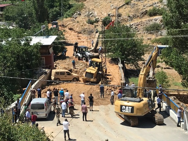 Foto - Sulama kanalı blokları 2 kişinin üzerine devrildi! Ekipler anında müdahale etti
