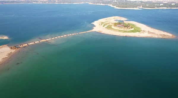 Sular 500 metre çekildi! O adaya girişler yasaklandı