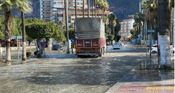 Foto - Sular altında kalan İskenderun ile ilgili profesör şok detayı duyurdu: Su yükselmedi! Maalesef bundan sonra...