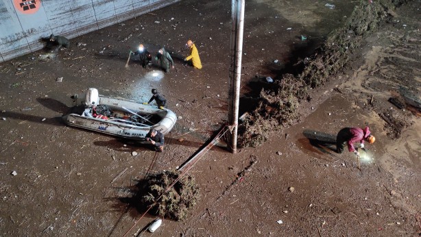 Foto - Sular altında kalan Şanlıurfa'da arama çalışmaları sürüyor