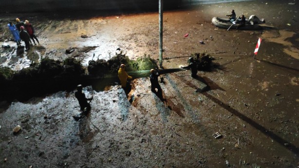 Foto - Sular altında kalan Şanlıurfa'da arama çalışmaları sürüyor