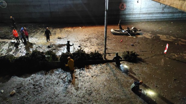 Sular altında kalan Şanlıurfa'da arama çalışmaları sürüyor