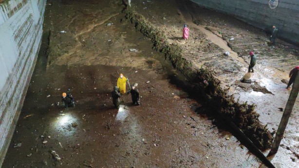 Foto - Sular altında kalan Şanlıurfa'da arama çalışmaları sürüyor