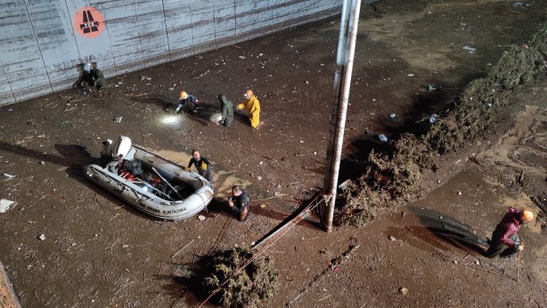 Foto - Sular altında kalan Şanlıurfa'da arama çalışmaları sürüyor