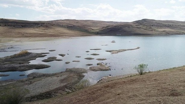 Foto - Sular çekildi, mezarlar gün yüzüne çıktı! Kemikler kıyıya vurdu