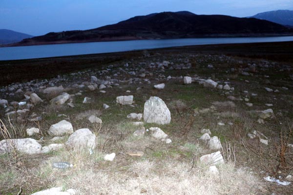 Foto - Sular çekilince mezarlar ortaya çıktı