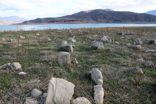 Foto - Sular çekilince mezarlar ortaya çıktı