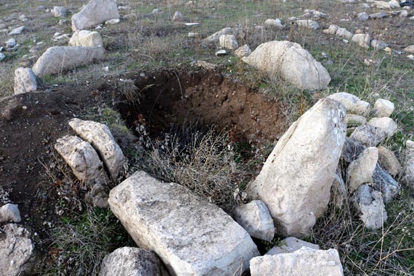 Foto - Sular çekilince mezarlar ortaya çıktı