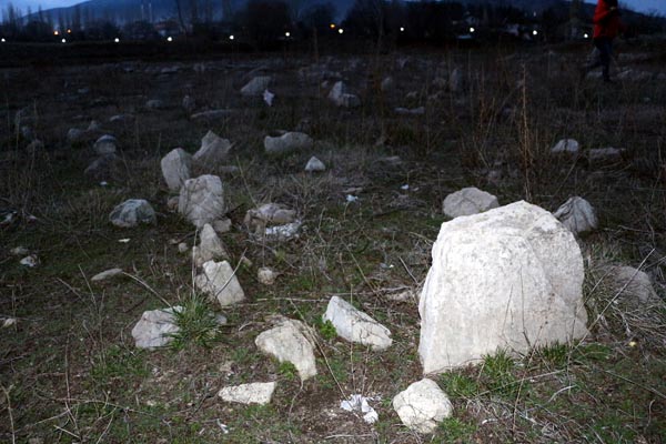 Foto - Sular çekilince mezarlar ortaya çıktı