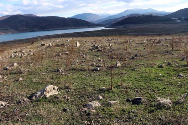 Foto - Sular çekilince mezarlar ortaya çıktı