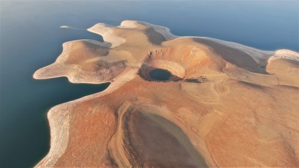 Sular çekilince ortaya çıkan devasa görüntü şaşkına çevirdi!