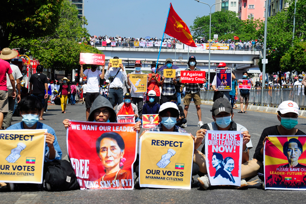Foto - Sular durulmadı! Asya ülkesinde binler sokakta