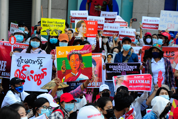 Foto - Sular durulmadı! Asya ülkesinde binler sokakta