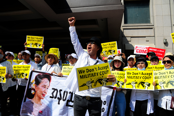 Foto - Sular durulmadı! Asya ülkesinde binler sokakta