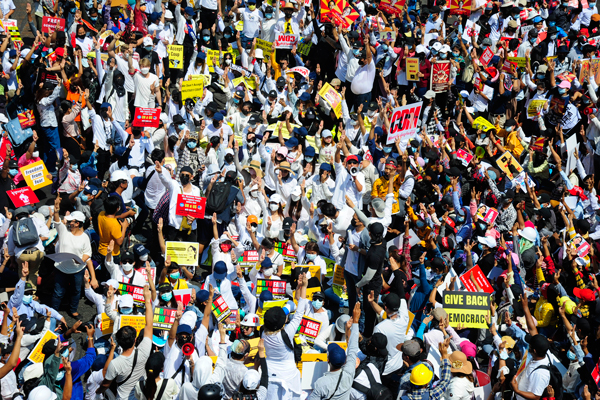 Foto - Sular durulmadı! Asya ülkesinde binler sokakta