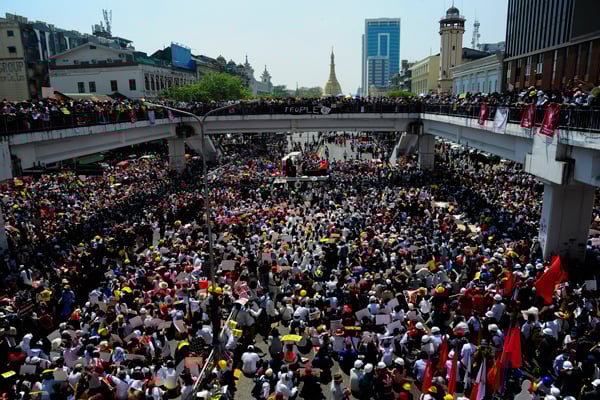Sular durulmadı! Asya ülkesinde binler sokakta