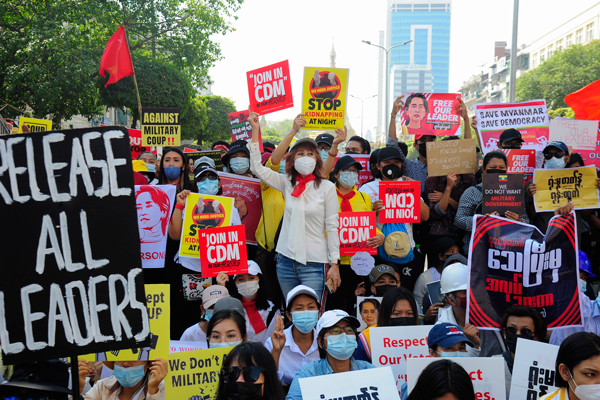 Foto - Sular durulmadı! Asya ülkesinde binler sokakta