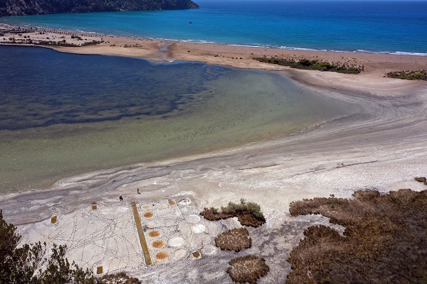 Foto - Suların çekildi ortaya çıktı! Plajda antik döneme ait şaşırtan kalıntı