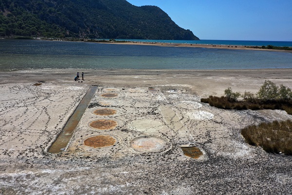 Foto - Suların çekildi ortaya çıktı! Plajda antik döneme ait şaşırtan kalıntı