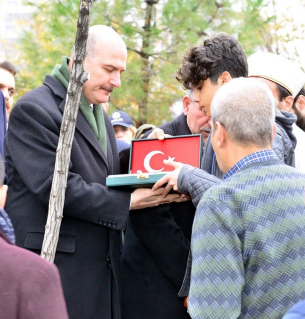 Foto - Süleyman Soylu şehit çocuğunun göz yaşını sildi