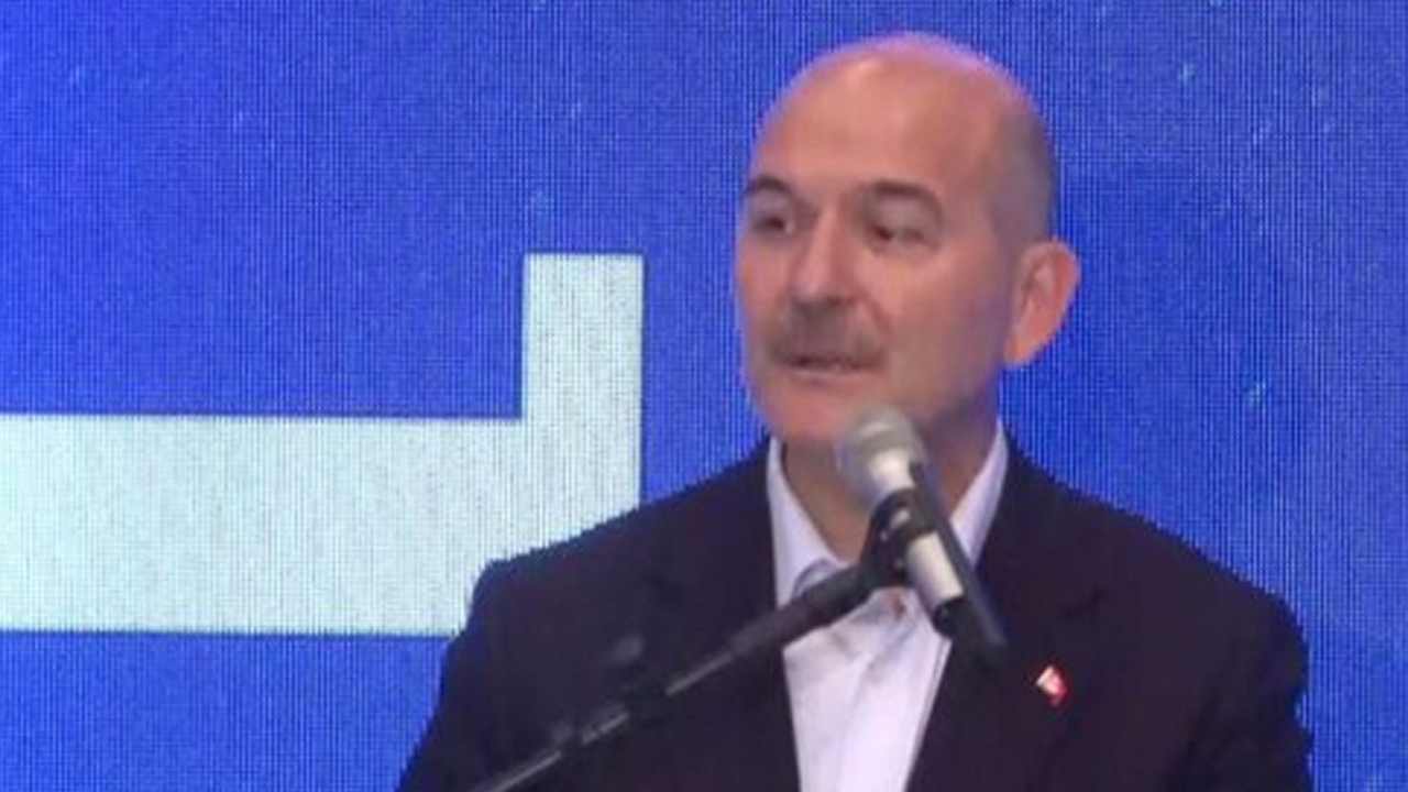 Süleyman Soylu'dan olay hareket… Soylu'yu havalimanında çıldırtan uygulama! Kemerini çıkarıp attı