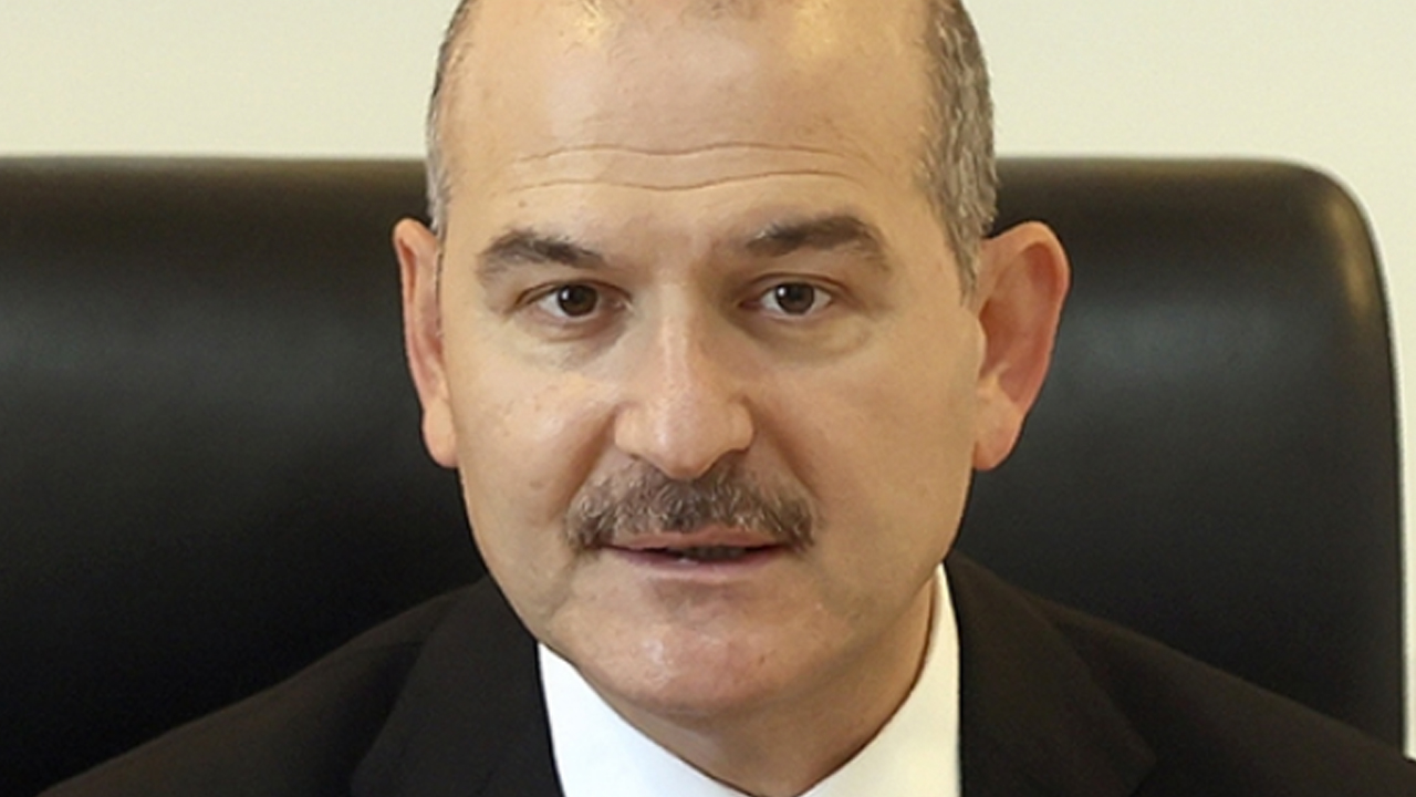 Foto - Süleyman Soylu'dan olay hareket… Soylu'yu havalimanında çıldırtan uygulama! Kemerini çıkarıp attı