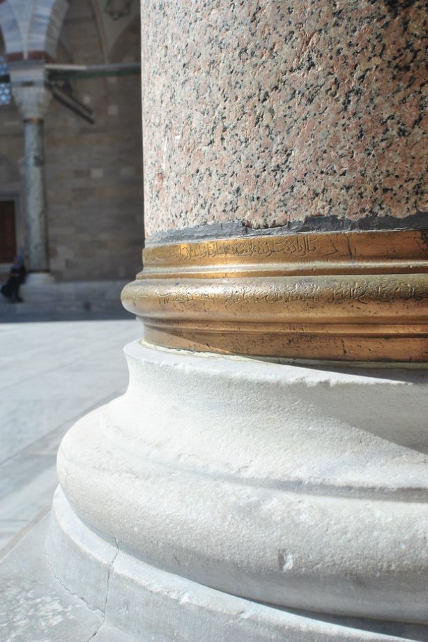 Foto - Sultanahmet Camii’nin sütunundaki sır ortaya çıktı! Yapılırken gizli gizli kazınmış! Ah Hüseyin vah Hüseyin