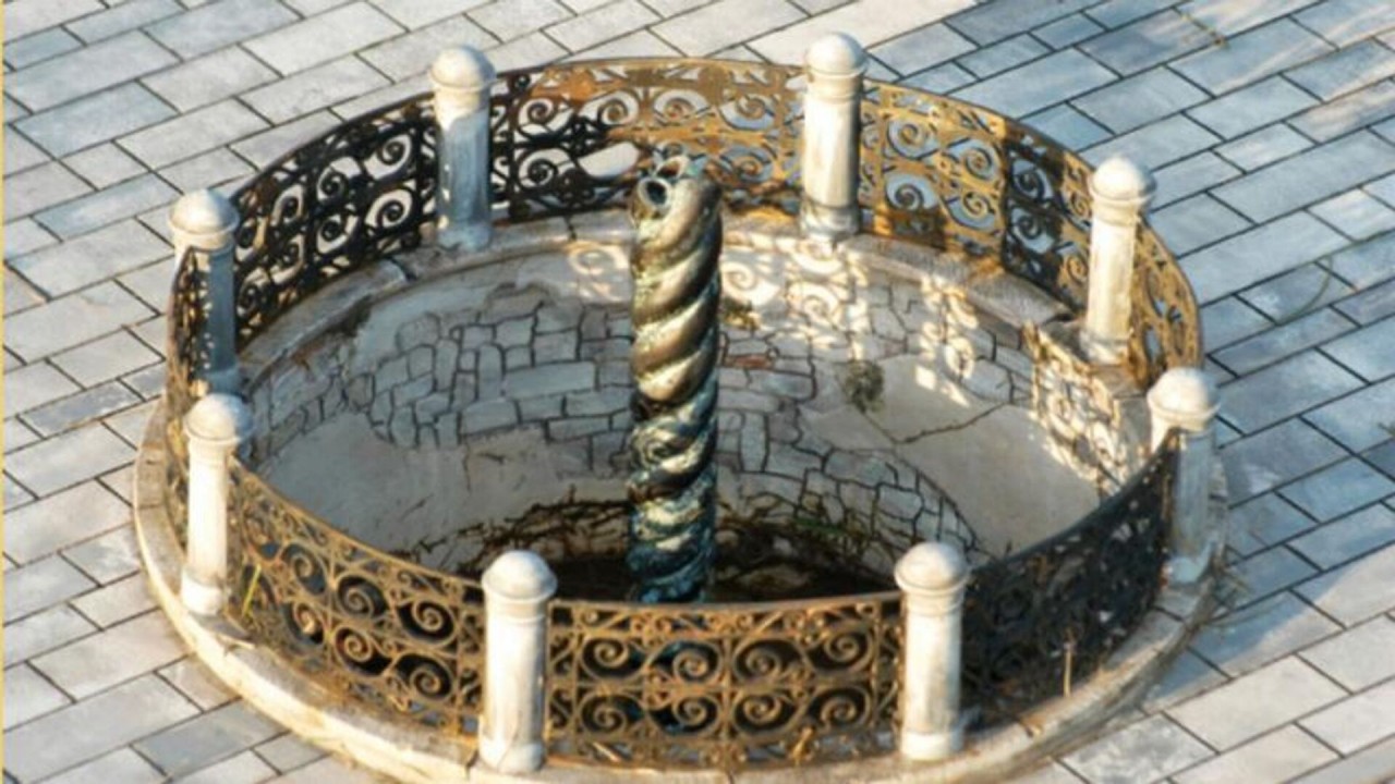 Sultanahmet'teki kayıp yılanlı sütunun gizemini açıkladı: Koruyucu bir tılsımdı çalındıktan sonra olanlar oldu