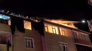 Foto - Sultanbeyli'de bir çatı katı cayır cayır yandı!