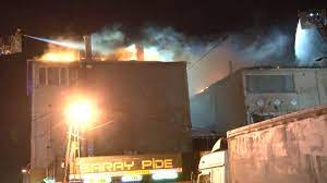 Foto - Sultanbeyli'de bir çatı katı cayır cayır yandı!