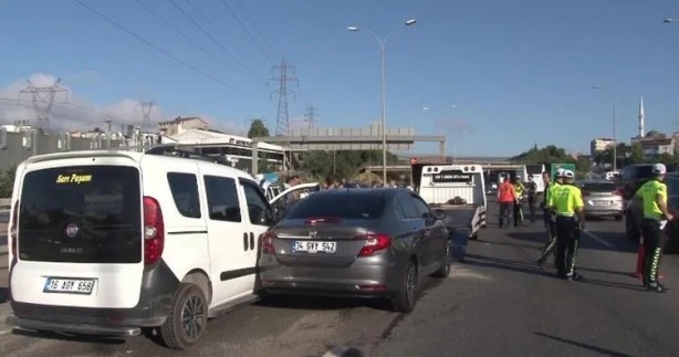 Sultanbeyli'de feci kaza! 3 araç birbirine girdi: Yaralılar var