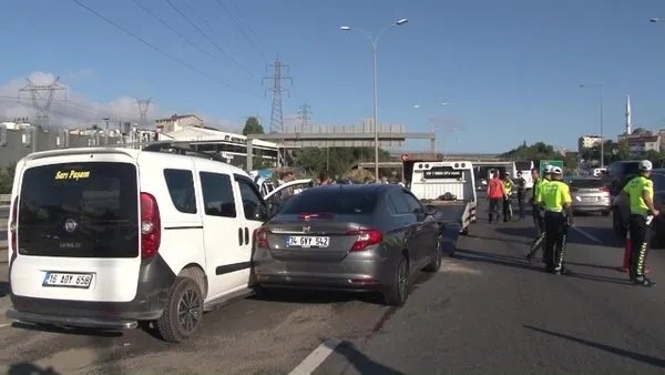 Foto - Sultanbeyli'de feci kaza! 3 araç birbirine girdi: Yaralılar var