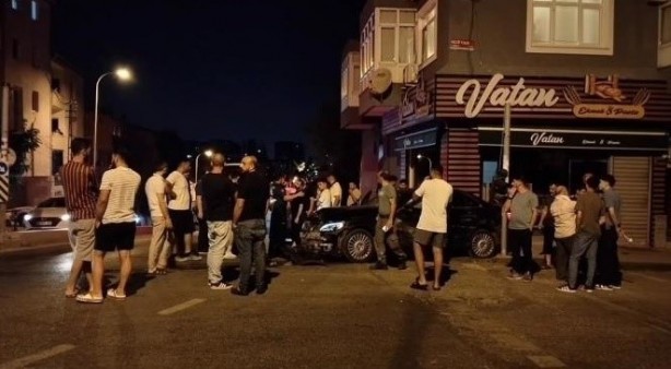 Foto - Sultanbeyli'de ters yönde ilerleyen otomobil seyir halindeki araca çarptı